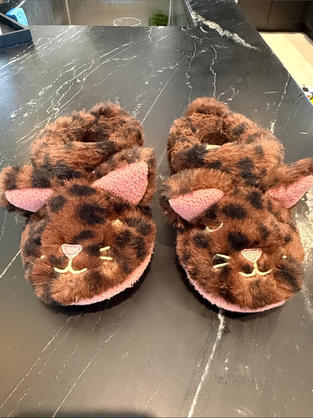 Dearfoams Kids' Peyton Animal Slip-On Clog Slipper, Leopard Cat in Brown & Pink